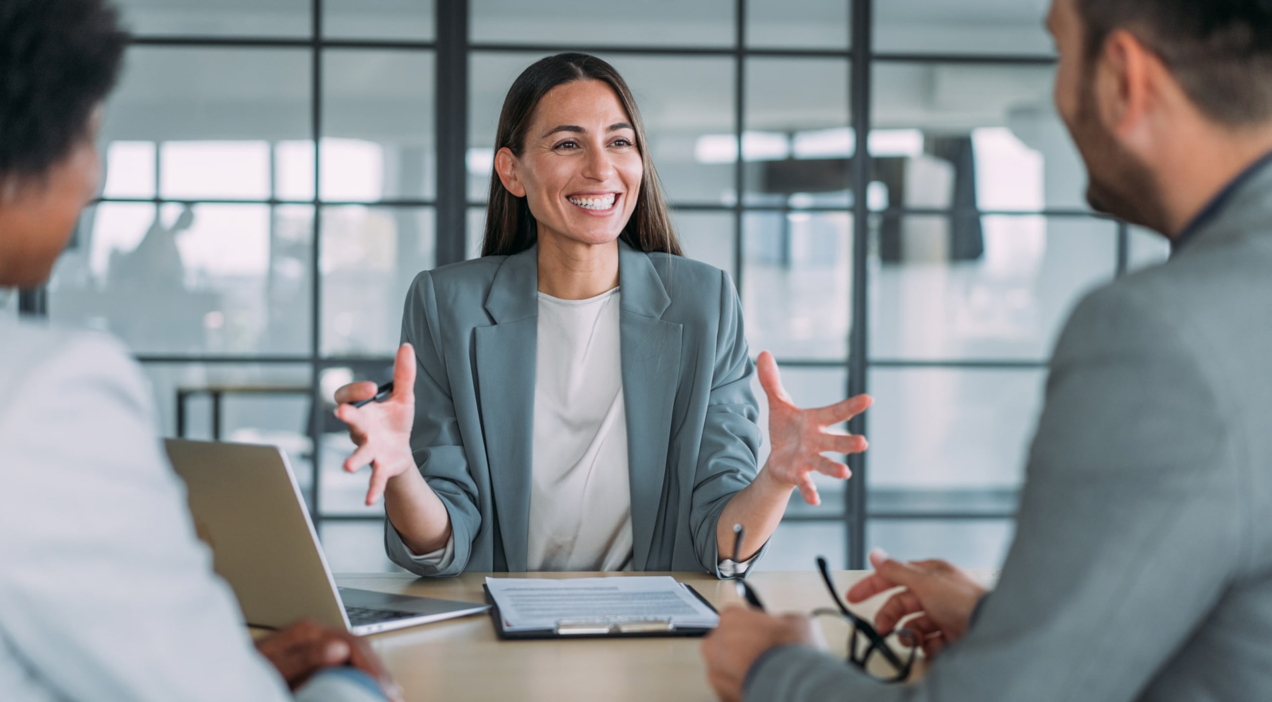 geschaeftsfrau-besprechung-unternehmen-scaled-min